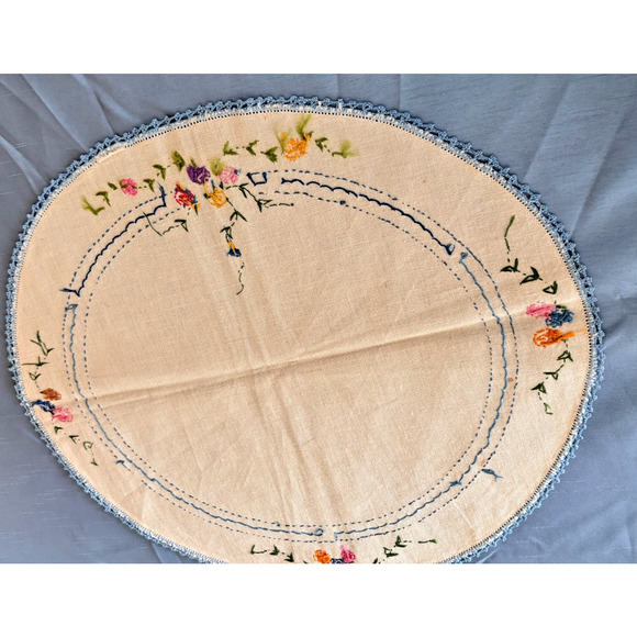 Vintage Embroidered French knot Floral, Scarf Oval Crochet Edge Floral 1950 - Picture 10 of 15